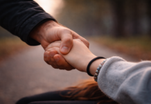 Salvano una ragazza di 14 anni: il ringraziamento pubblico di una testimone mano uomo ragazza