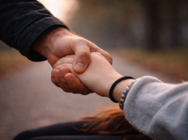 Salvano una ragazza di 14 anni: il ringraziamento pubblico di una testimone mano uomo ragazza