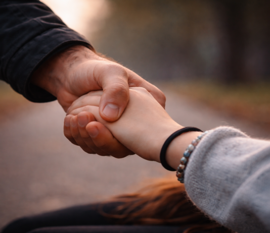 Salvano una ragazza di 14 anni: il ringraziamento pubblico di una testimone mano uomo ragazza