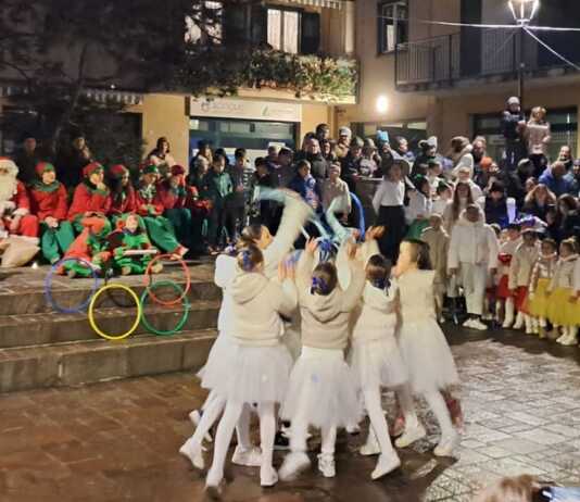 A Introbio si respira aria di festa: in tanti per l’evento “Natale sotto la torre”