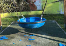 Vandali al parco di Chiuso, distrutto un gioco: “Solo la punta dell’iceberg”