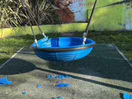 Vandali al parco di Chiuso, distrutto un gioco: “Solo la punta dell’iceberg”