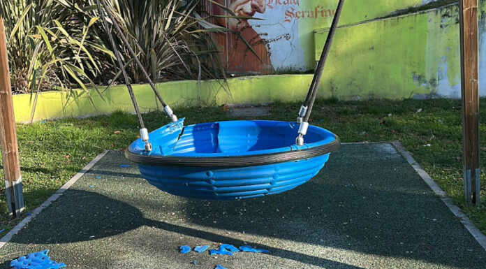 Vandali al parco di Chiuso, distrutto un gioco: “Solo la punta dell’iceberg”