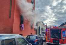 Pescarenico, fiamme in un appartamento, Vigili del Fuoco in azione incendio pescarenico-vigili del fuoco