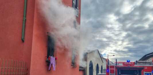 Pescarenico, fiamme in un appartamento, Vigili del Fuoco in azione incendio pescarenico-vigili del fuoco
