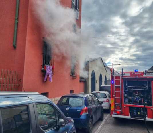 Pescarenico, fiamme in un appartamento, Vigili del Fuoco in azione incendio pescarenico-vigili del fuoco