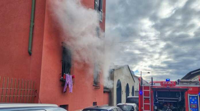 Pescarenico, fiamme in un appartamento, Vigili del Fuoco in azione incendio pescarenico-vigili del fuoco