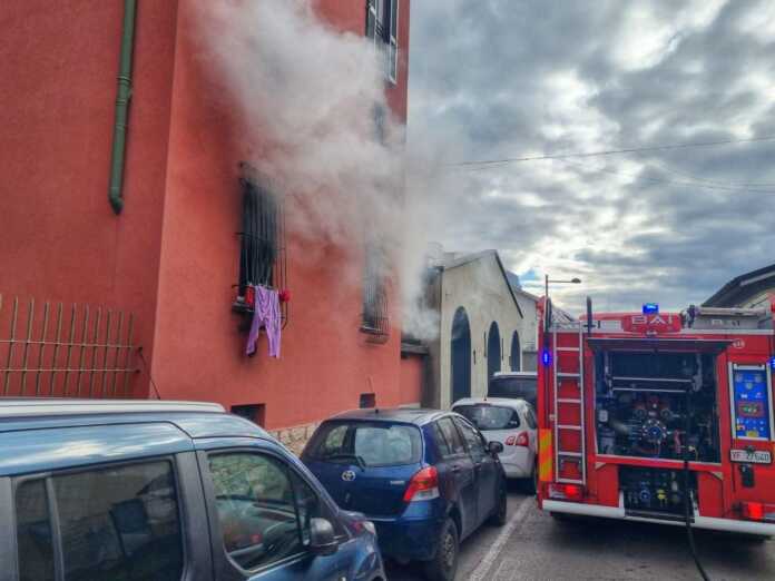 pescarenico-incendio-vvf-1 incendio pescarenico-vigili del fuoco