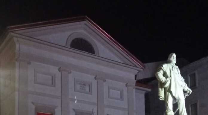 Dopo il restauro la statua di Garibaldi risplende grazie ad una nuova illuminazione