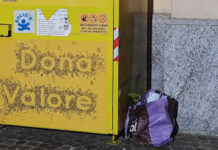 Brivio. Una borsa piena di smalti per unghie abbandonata in strada