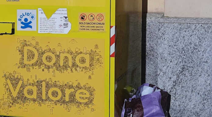 Brivio. Una borsa piena di smalti per unghie abbandonata in strada