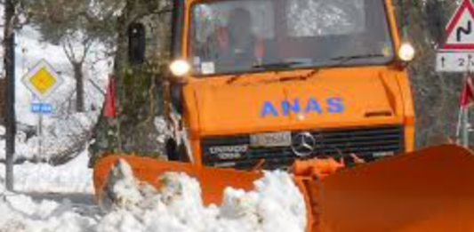 Lecco, approvato in Prefettura il Piano Neve 2026 per la sicurezza stradale spazzaneve