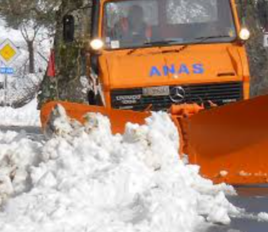 Lecco, approvato in Prefettura il Piano Neve 2026 per la sicurezza stradale spazzaneve
