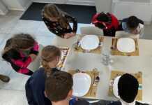 Alla mensa della Casa della Carità le tovagliette disegnate dagli alunni della scuola Diaz