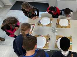 Alla mensa della Casa della Carità le tovagliette disegnate dagli alunni della scuola Diaz