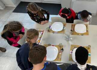 Alla mensa della Casa della Carità le tovagliette disegnate dagli alunni della scuola Diaz