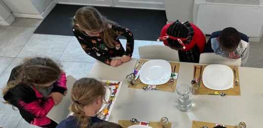 Alla mensa della Casa della Carità le tovagliette disegnate dagli alunni della scuola Diaz