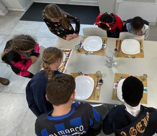 Alla mensa della Casa della Carità le tovagliette disegnate dagli alunni della scuola Diaz