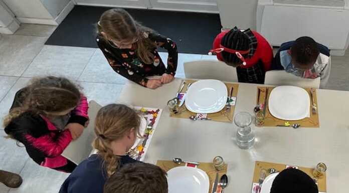 Alla mensa della Casa della Carità le tovagliette disegnate dagli alunni della scuola Diaz