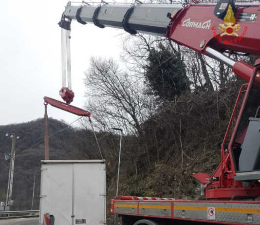 Incendi e un incidente: pomeriggio inteso per i Vigili del Fuoco Vigili del Fuoco Torre de Busi veicolo ribaltato