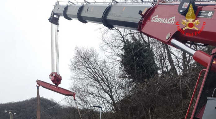 Incendi a canne fumarie e un incidente: pomeriggio inteso per i Vigili del Fuoco Vigili del Fuoco Torre de Busi veicolo ribaltato