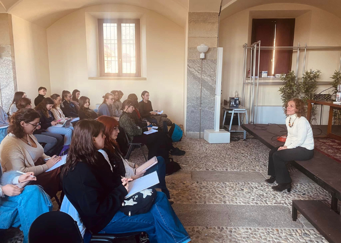 La presidente del Consorzio, Lucia Urbano, con gli studenti
