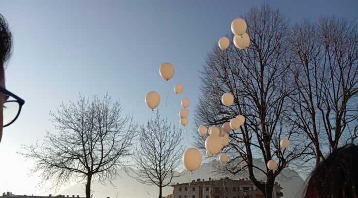 Palloncini bianchi e musica: ad Acquate l’ultimo abbraccio a Giuditta Funerale Giuditta Maccacaro