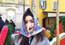 La Befana arriva in slitta e riempie piazza San Giorgio a Varenna Befana a Varenna 2026