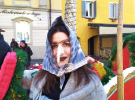 La Befana arriva in slitta e riempie piazza San Giorgio a Varenna Befana a Varenna 2026