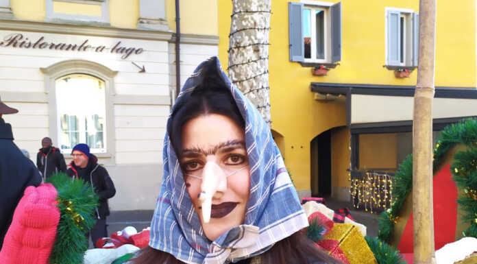 La Befana arriva in slitta e riempie piazza San Giorgio a Varenna Befana a Varenna 2026
