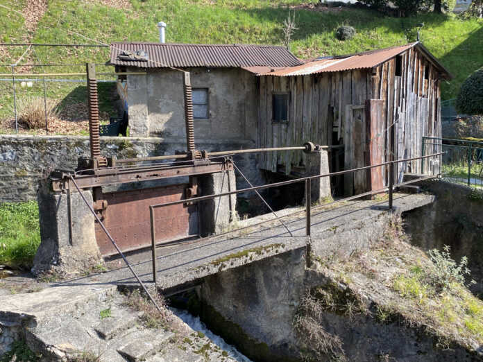 Lo stato in cui versa il casello della Diga del Paradone lungo il Gerenzone