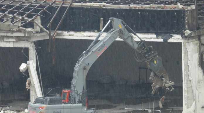 Ex Vellutificio Redaelli, al via la demolizione del grande capannone Demolizione ex vellutificio redaelli rancio gennaio 2026