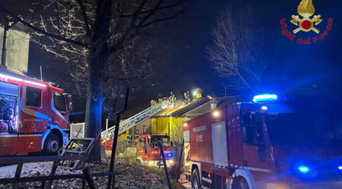 Merate. In fiamme una canna fumaria, intervento dei Vigili del Fuoco