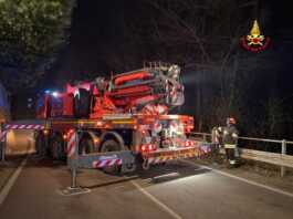Oggiono, auto fuori strada nella scarpata: ferito un 25enne Incidente Oggiono VVF (1)
