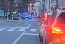 Scontro auto-moto in corso Bergamo a Maggianico, disagi alla viabilità