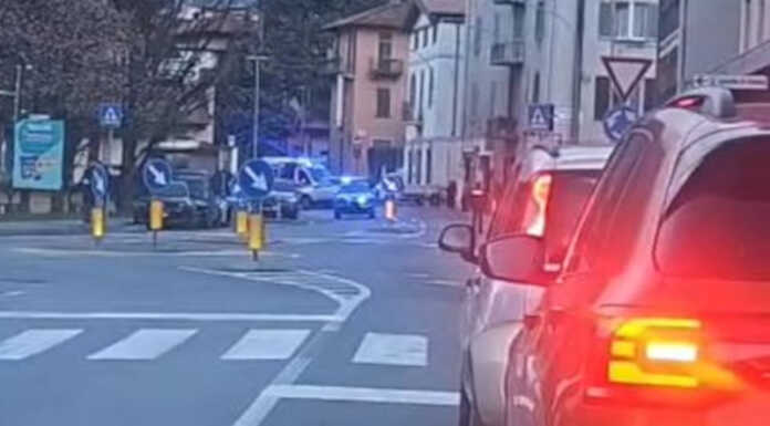 Scontro auto-moto in corso Bergamo a Maggianico, disagi alla viabilità