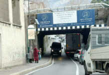 Lecco, camion bloccato nel sottopasso di via Amendola