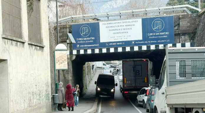 Lecco, camion bloccato nel sottopasso di via Amendola