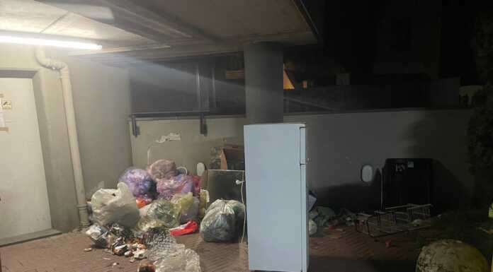 Malavedo, il parcheggio diventa una discarica: la denuncia di alcuni residenti Malavedo Discarica Rifiuti gennaio 2026 (1)