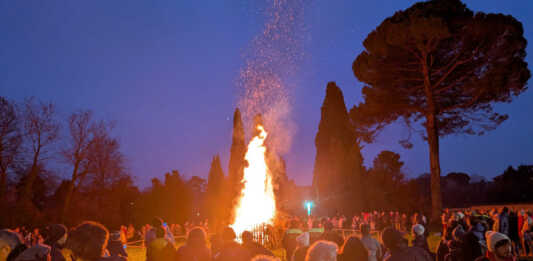 Merate accende la tradizione: successo per il falò della Giubiana
