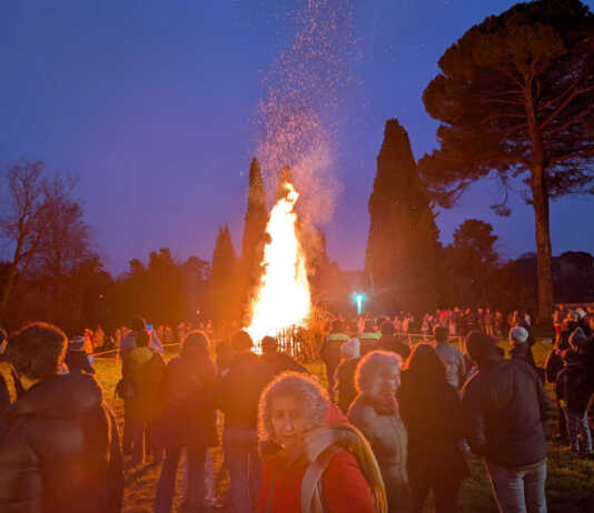 Merate accende la tradizione: successo per il falò della Giubiana