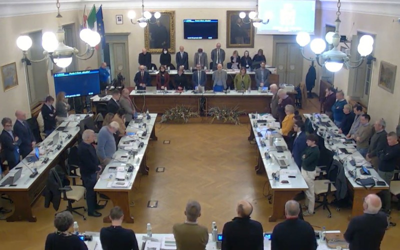 Il minuto di silenzio osservato dal Consiglio Comunale di Lecco durante la seduta di quesat sera quando è giunta la notizia della scomparsa di Aloisio Bonfanti
