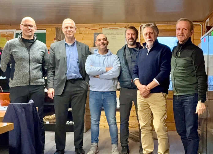 Nella foto: il nuovo Consiglio Direttivo di Montagne del Lago di Como. Da sinistra, Dario Milani, Stefano Gianola, Alex Pensotti, Giovanni Locatelli, Rinaldo Citterio, Angelo Colombo.