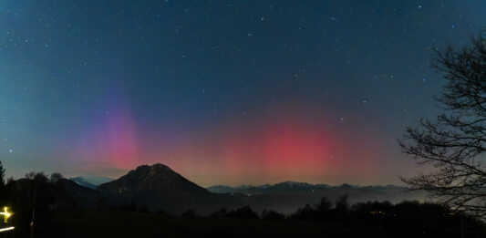 Aurora boreale nel lecchese, le splendide immagini di Alex Manescu L'aurore boreale fotografa da Valcava tra il 20 e 21 gennaio. Foto di Alex Manescu