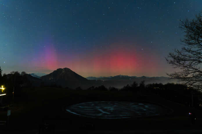 L'aurore boreale fotografa da Valcava tra il 20 e 21 gennaio. Foto di Alex Manescu