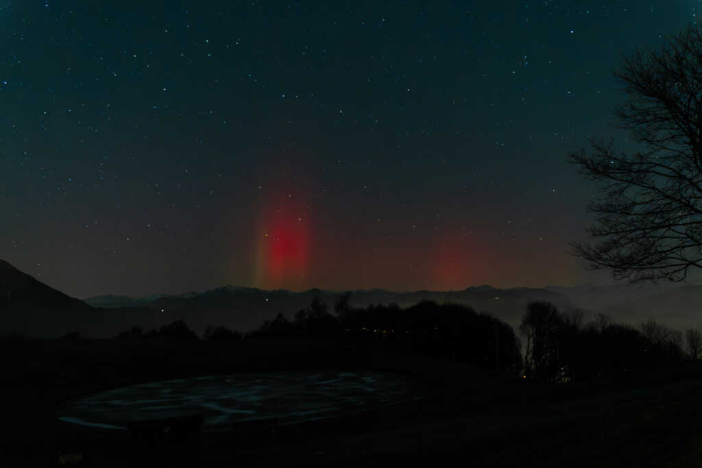 L'aurore boreale fotografa da Valcava tra il 20 e 21 gennaio. Foto di Alex Manescu