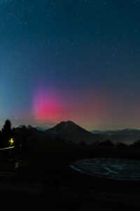 L'aurore boreale fotografa da Valcava tra il 20 e 21 gennaio. Foto di Alex Manescu