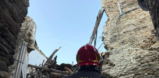 Crolla porzione di edificio nel nucleo storico di Vestreno: sul posto i Vigili del Fuoco