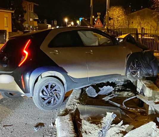 Garlate, esce di strada con l’auto e colpisce tubo del gas: soccorso 23enne