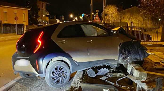 Garlate, esce di strada con l’auto e colpisce tubo del gas: soccorso 23enne